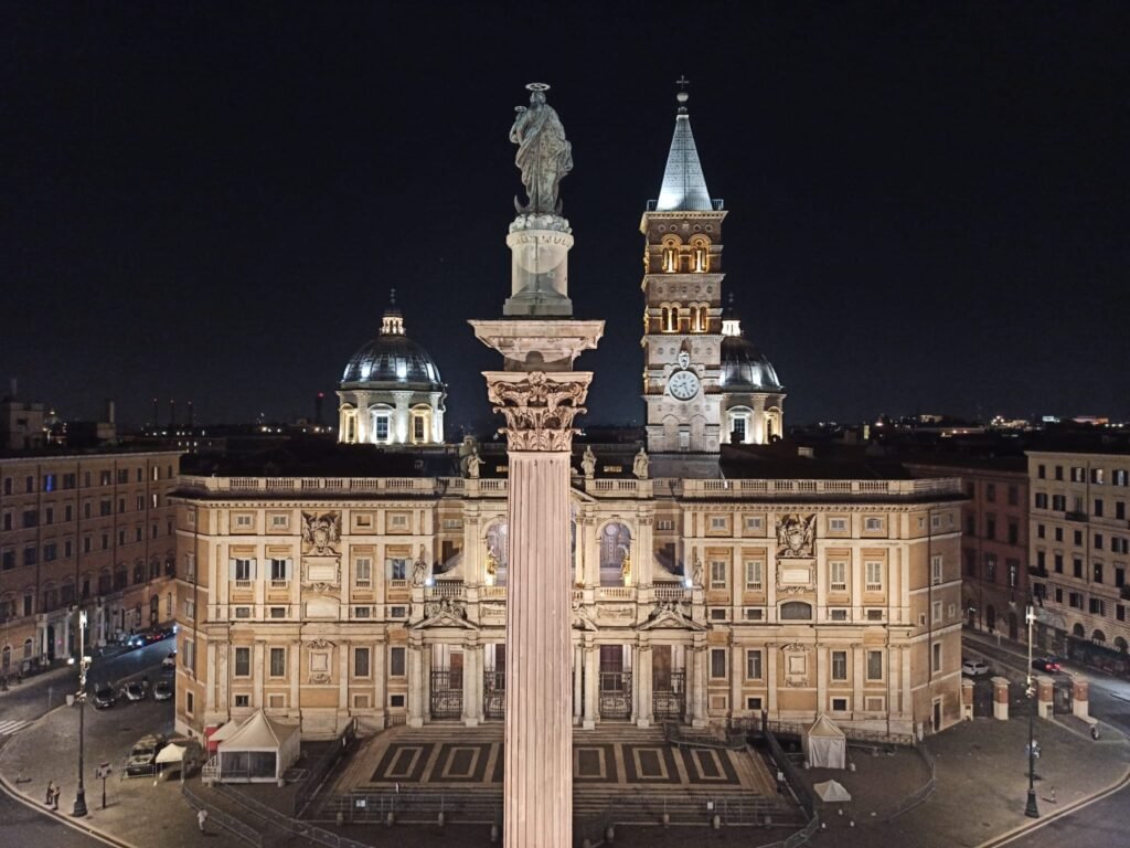 Facciata della Basilica di Santa Maria Maggiore in notturna
