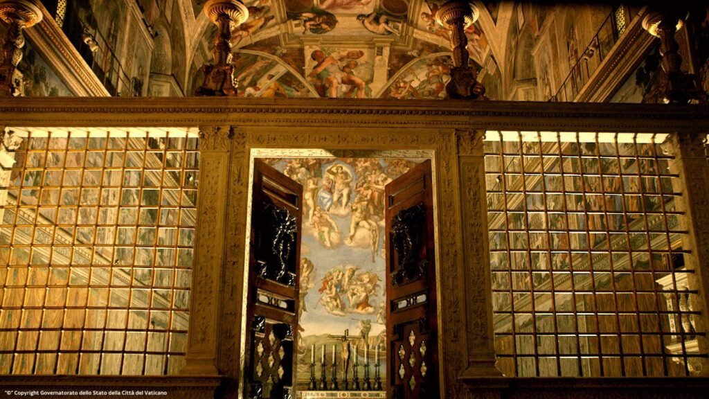 Accesso illuminato alla Cappella Sistina durante la visita serale