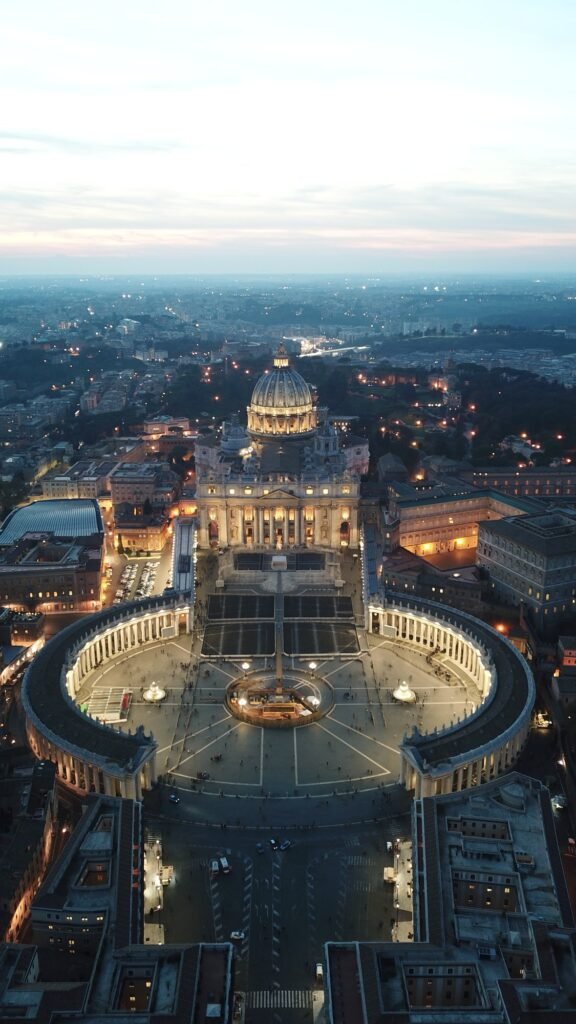 Vista aerea dei Musei Vaticani e di Piazza San Pietro all’alba