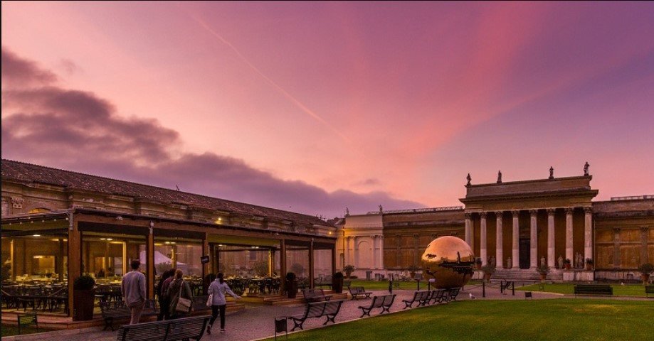 Cortile della Pigna dei Musei Vaticani al tramonto