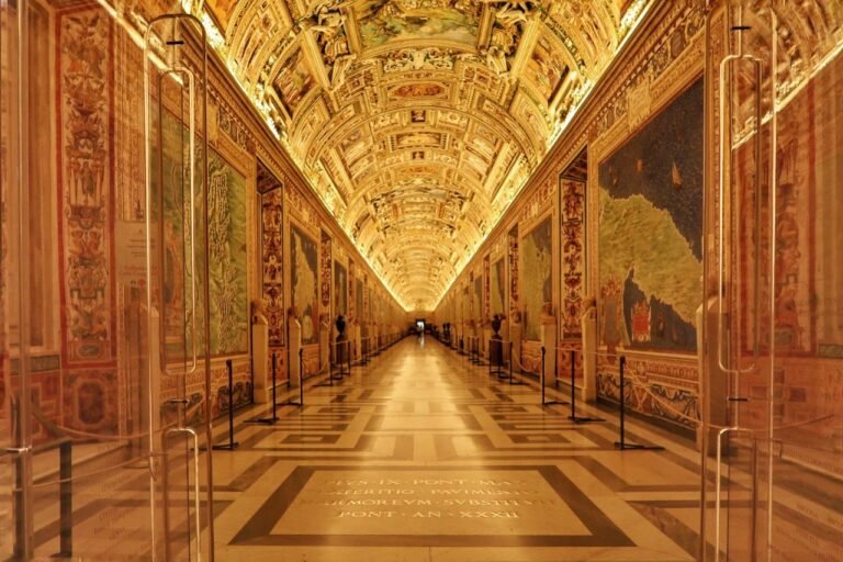 Galleria delle Carte Geografiche vuota durante una visita riservata