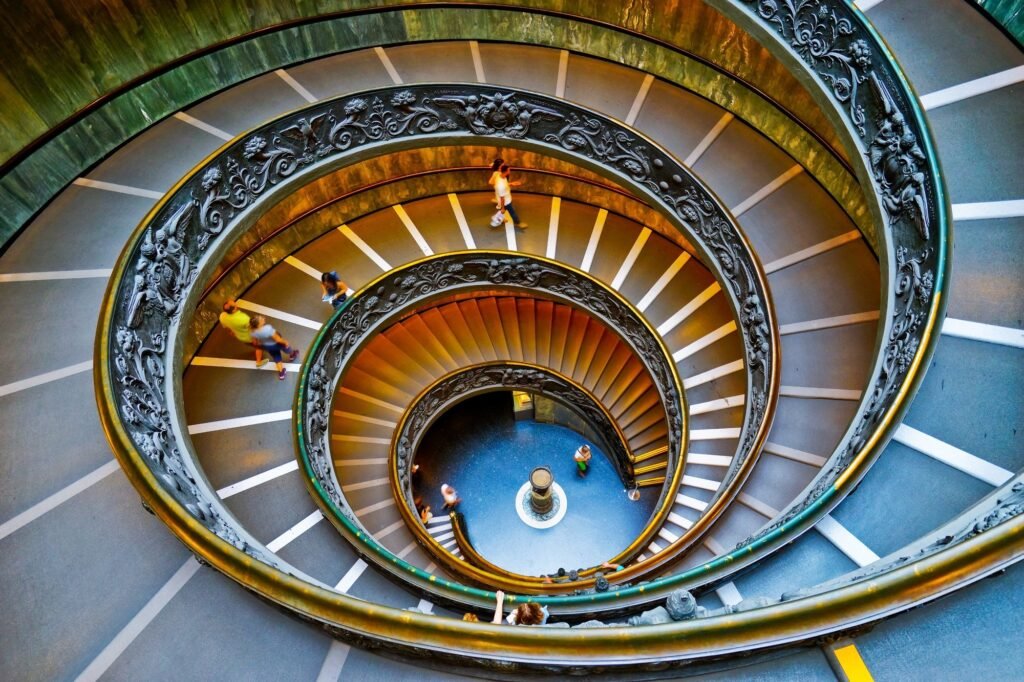Vista dall’alto della scala elicoidale dei Musei Vaticani