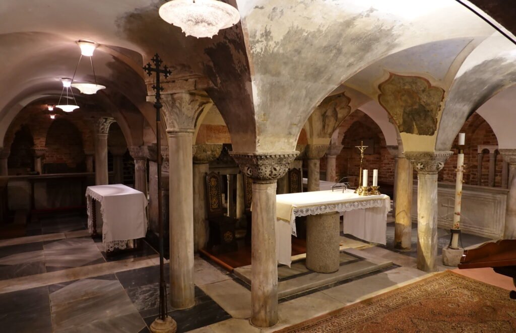 Interno della cripta della Basilica di San Marco