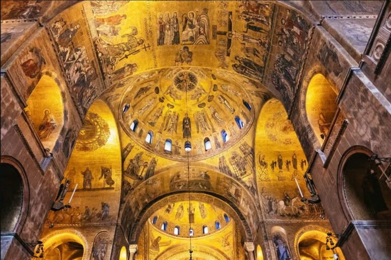 Cupola con mosaici dorati nella Basilica di San Marco