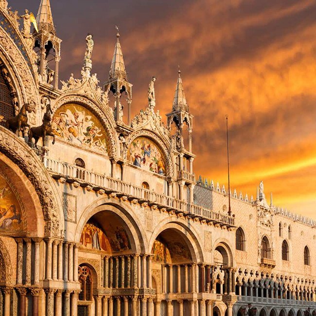 Facciata della Basilica di San Marco illuminata al tramonto