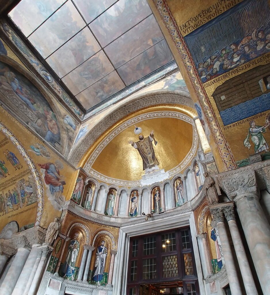 Interno decorato con mosaici nella Basilica di San Marco