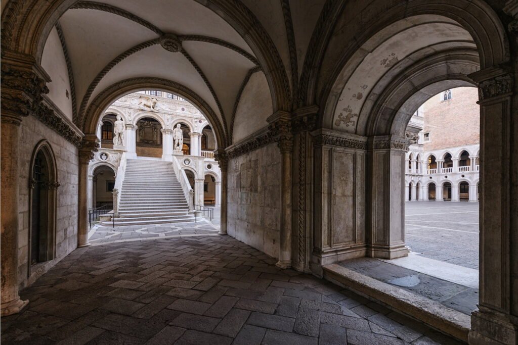 Vista del cortile porticato di Palazzo Ducale
