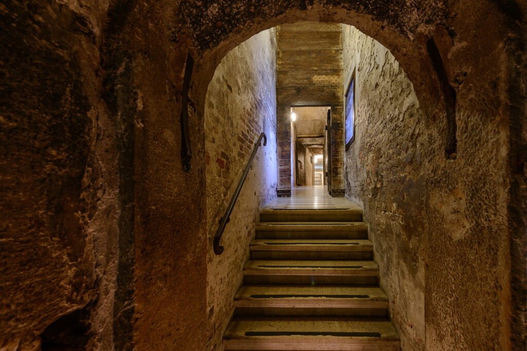 Scala e passaggio interno degli Itinerari Segreti di Palazzo Ducale