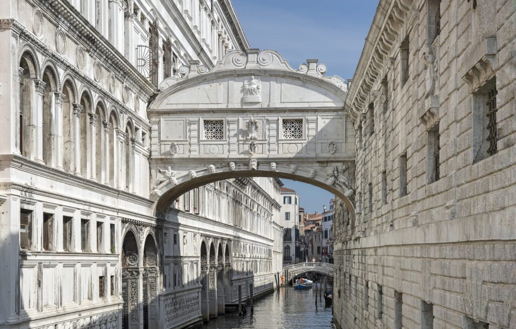 Ponte dei Sospiri visto dal passaggio tra Palazzo Ducale e le prigioni
