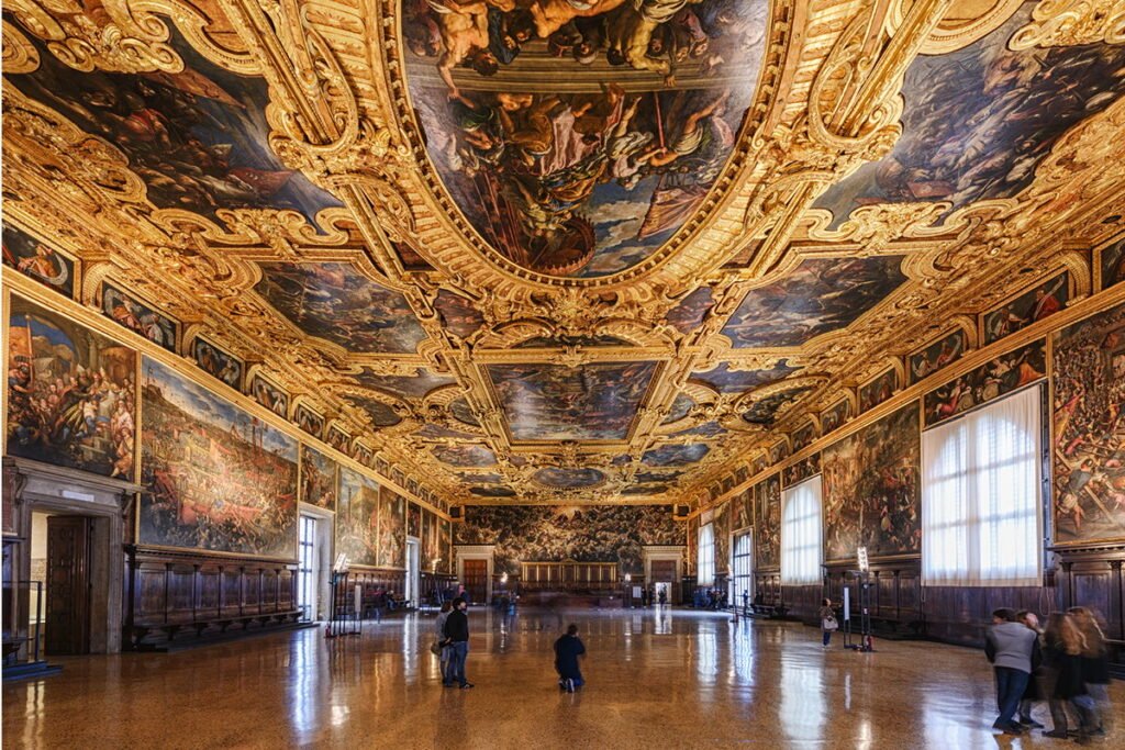 Sala del Maggior Consiglio illuminata durante una visita serale