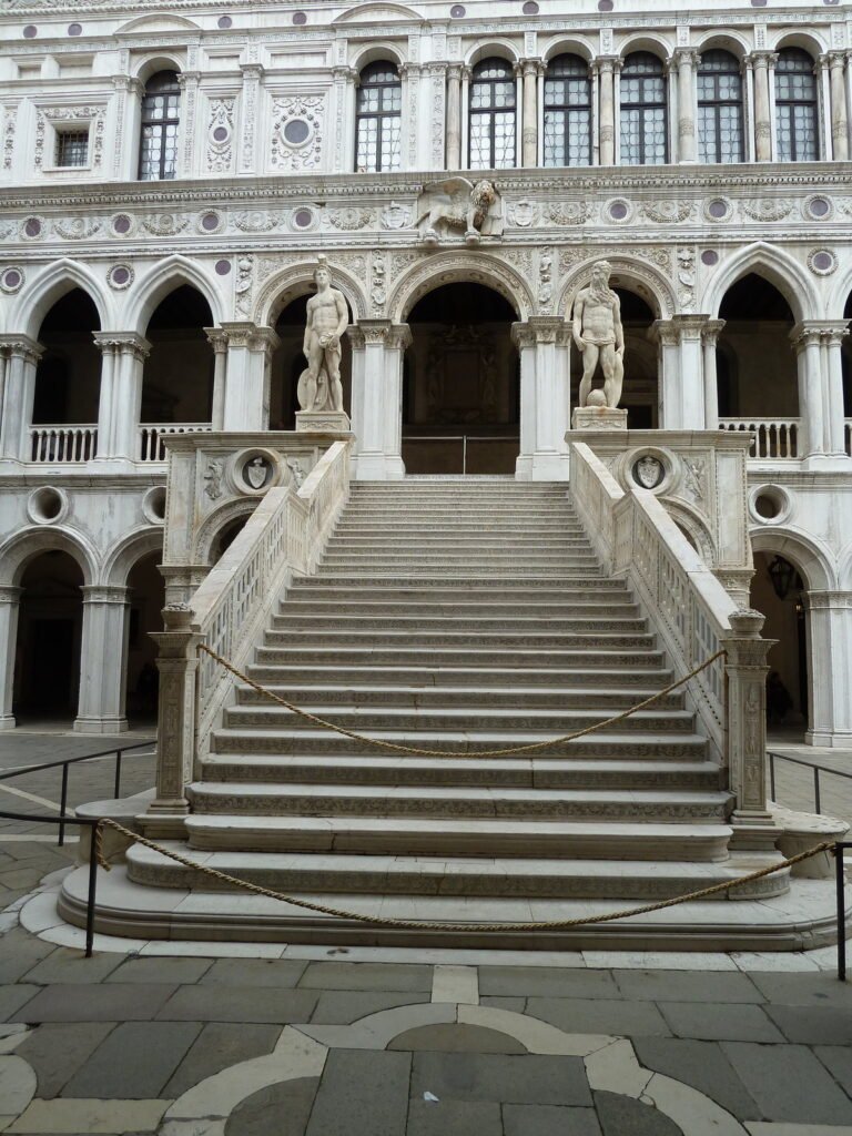 Scala dei Giganti nel cortile di Palazzo Ducale