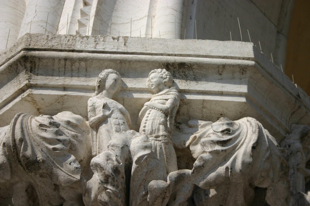 Dettaglio della stele funeraria del percorso I Tesori Nascosti del Doge