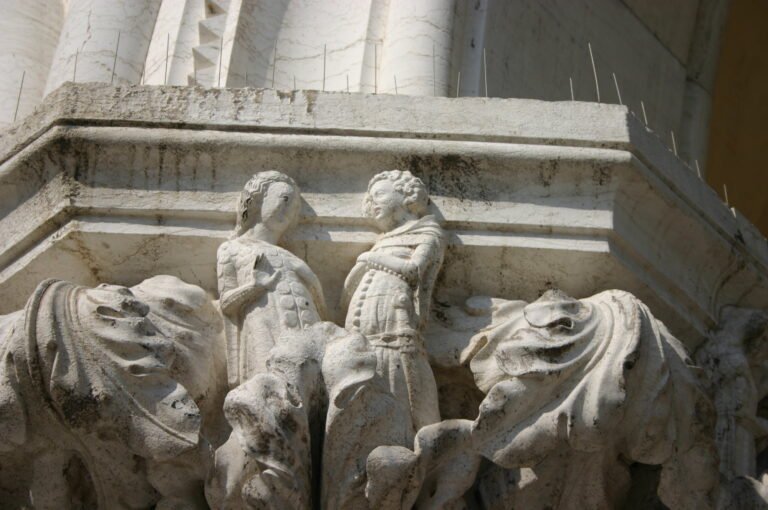 Dettaglio della stele funeraria del percorso I Tesori Nascosti del Doge