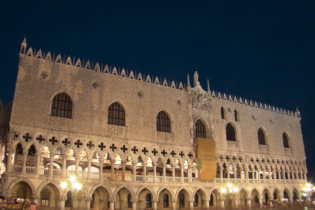 Palazzo Ducale illuminato di sera a Venezia